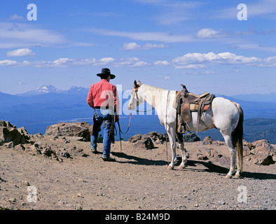 Ein Reiter steht auf einem Aussichtspunkt von Newberry Crater National Volcanic Monument in der Nähe von Paulina und East Lake Stockfoto