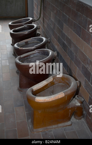 Linie der öffentlichen Toiletten in der Wohn Gefangene Baracken des KZ Dachau in Deutschland Stockfoto