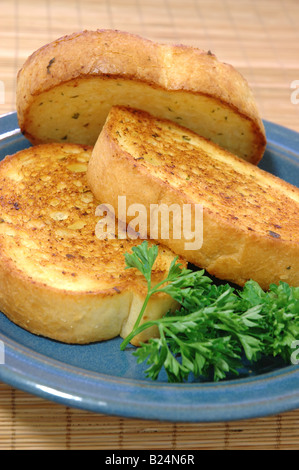 Drei Stücke von Texas Toast auf einen kleinen blauen Keramik Teller Stockfoto