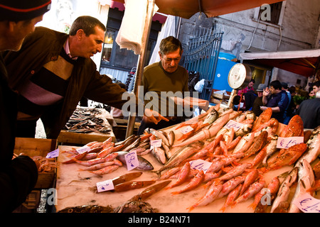 Fisch-Käufer-Haggles in Catania Fischmarkt Sizilien Stockfoto