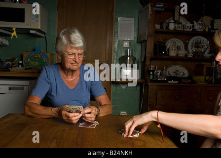 Stock Foto einer siebzig Jahre alten Frau schlurfend Karten bereit für ein Spiel Stockfoto