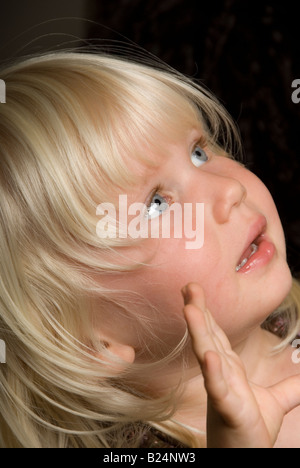 Stock Foto von einem Porträt von ein zwei Jahre altes Kind mit blauen Augen und blonden Haaren Stockfoto
