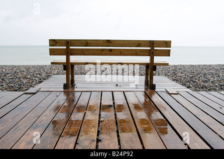 Eine leere Bank im Regen mit Blick aufs Meer in der Nähe von St Valery Sur Somme Frankreich Stockfoto