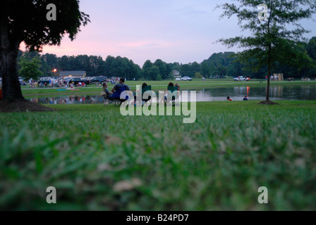 Familie genießen und am Abend im Park wartet ein Feuerwerk 4th of July Cohutta Georgien Stockfoto