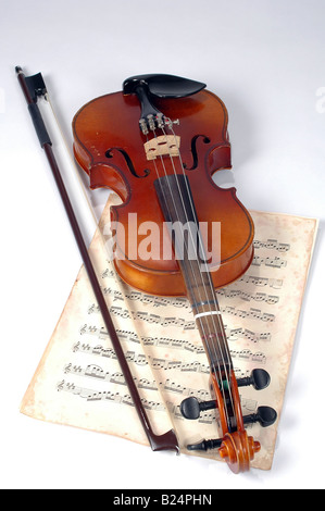 Alte Geige mit Vintage Notenblatt auf weißem Hintergrund Stockfoto