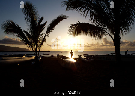 Ausleger-Kanus bei Sonnenuntergang auf der North Shore von Oahu Hawaii USA Stockfoto