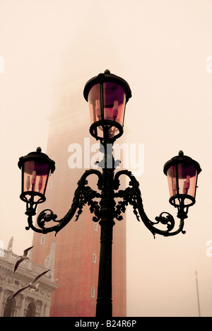 Laternenpfahl auf der Piazza San Marco im Nebel Stockfoto
