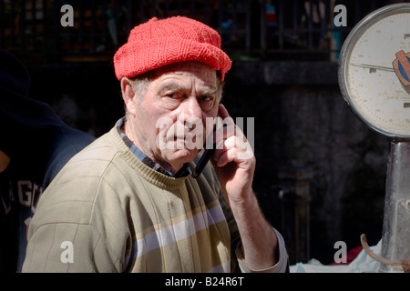 Fischverkäufer sprechen Sie mit Handy am Catania Fischmarkt La Pescheria di Sant Agata, Sizilien, Italien Stockfoto