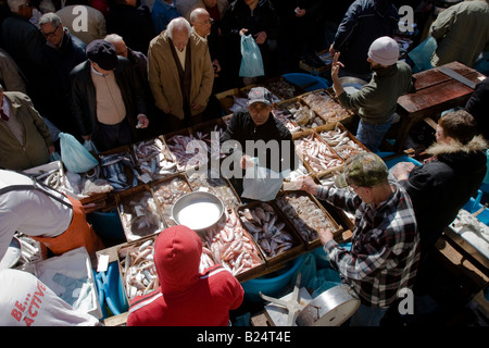 Fischhändler am Fischmarkt La Pescheria di Sant Agata in Catania, Sizilien, Italien Stockfoto