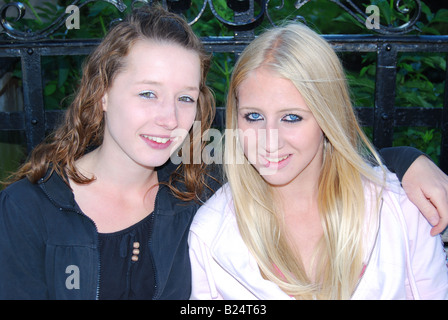 Teenager-Mädchen sitzen auf Bank, Ashby-de-la-Zouch, Leicestershire, England, Vereinigtes Königreich Stockfoto