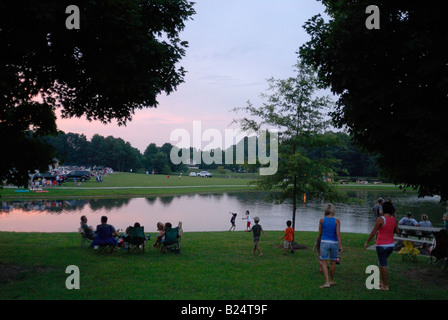 Familie genießen und am Abend im Park wartet ein Feuerwerk 4th of July Cohutta Georgien Stockfoto