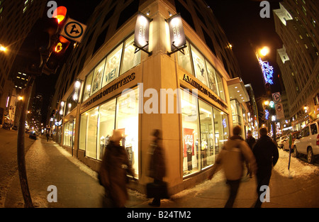 Die Innenstadt von Montreal, Kanada, Großstadt, Hauptstadt, multi-kulturelle Stadt voller Leben im Abendrot der Straßenbeleuchtung. Stockfoto