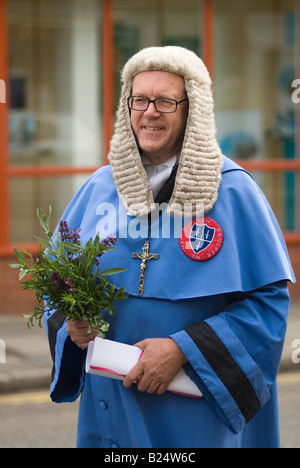 Dunmow Flitch Trial Great Dunmow Essex UK 2008 Mock Trial Judge ist tatsächlich der örtliche Anwalt Michael Chapman im Kostüm, der eine Nasenschwule hält. Stockfoto