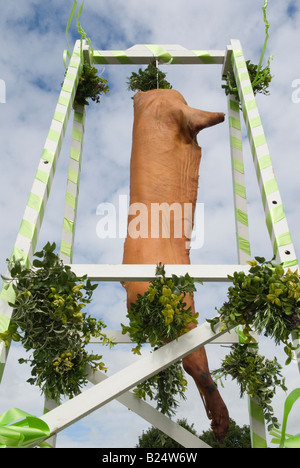 Flitch of Bacon bei Dunmow Flitch Trial. Great Dunmow, Essex, England, UK 2008 2000s HOMER SYKES Stockfoto