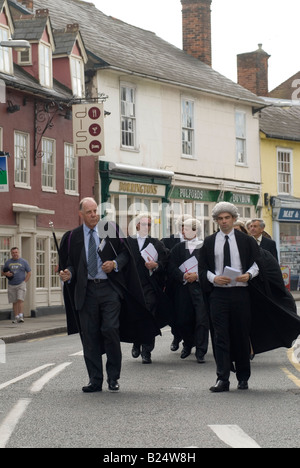 Dunmow Flitch Trials. Großer Dunmow, Essex, England. Gerichtsbeamte kommen zu Fuß die High Street hinunter zum Saracens Head Hotel, Anfang des Tages. 2008 2000er Jahre Stockfoto