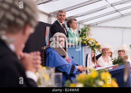 Dunmow Flitch Trial, verheiratetes Ehepaar im Prozess Great Dunmow Essex UK 2008 2000er HOMER SYKES. Stockfoto