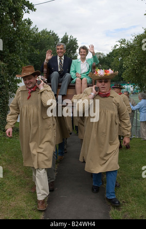 Großen Dunmow Flitch Trial Great Dunmow Essex UK gewinnen Ehepaar geleitet durch die Stadt HOMER SYKES Stockfoto