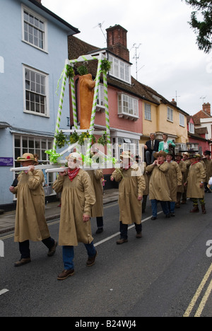 Ein Speck, der an der Spitze einer Prozession getragen wird, die Dunmow Flitch Trial Winners durch die Stadt führt. HOMER SYKES Stockfoto