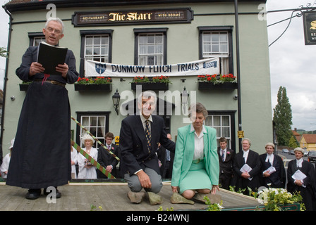 Dunmow Flitch Trial Great Dunmow Essex UK Flitch of Bacon auf dem Marktplatz 2008 2000er Jahre England. HOMER SYKES Stockfoto