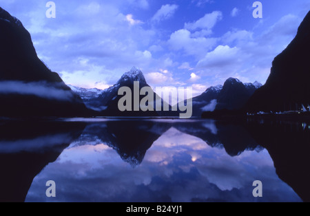 Milford Sound, Fiordland, Neuseeland, in der Abenddämmerung mit legendären Berg Mitre Peak (1692 m/5560 Füße), Zentrum Stockfoto