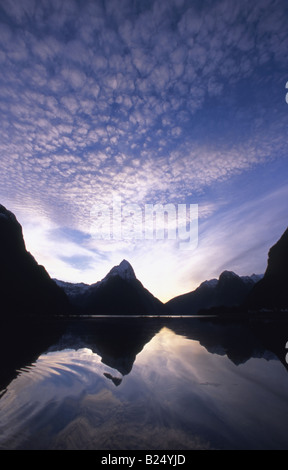 Milford Sound, Fiordland, New Zealand, Küste Blick in der Abenddämmerung mit legendären Berg Mitre Peak (1692 m/5560 Fuß), Zentrum Stockfoto