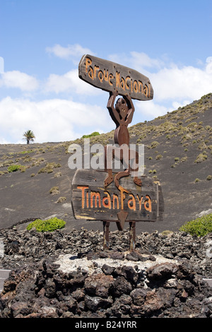 Ortseingangsschild entworfen von Cesar Manrique im Timanfaya Nationalpark, Lanzarote Stockfoto
