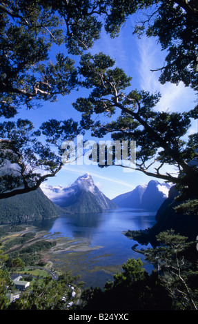 Erhöhten Blick auf Milford Sound im Winter, nach den letzten Schnee und mit kultigen Mitre Peak Abstand Stockfoto