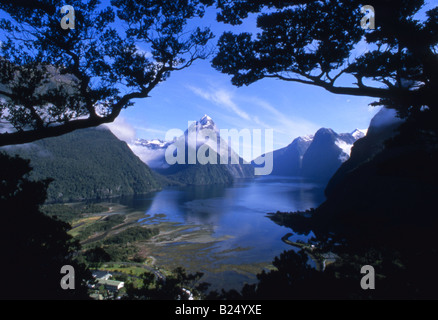 Erhöhten Blick auf Milford Sound im Winter, nach den letzten Schnee und mit kultigen Mitre Peak Abstand Stockfoto
