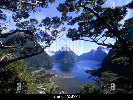 Erhöhten Blick auf Milford Sound im Winter, nach den letzten Schnee und mit kultigen Mitre Peak Abstand Stockfoto