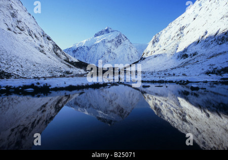 Mount Talbot (2105m), reflektiert auf eine alpine Tarn, Hollyford River Valley in der Nähe von Milford Sound, Fiordland, Neuseeland Stockfoto