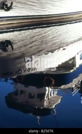 Reflexionen eines wunderschönen Schiffes vertäut am Kreuzfahrt-Terminal, Milford Sound, Fiordland, Neuseeland Stockfoto