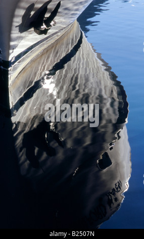 Reflexionen eines wunderschönen Schiffes vertäut am Kreuzfahrt-Terminal, Milford Sound, Fiordland, Neuseeland Stockfoto