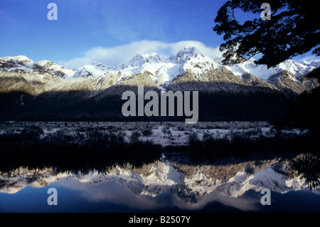 Fiordland Schneeberge spiegelt sich in Mirror Lake auf dem Weg nach Milford Sound (SH94), Neuseeland Stockfoto