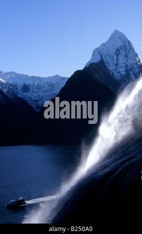 Erhöhten Blick auf Milford Sound aus neben Bowen Falls, mit legendären Mitre Peak und Kreuzfahrtschiffe Stockfoto