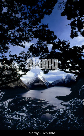 Erhöhten Blick auf Milford Sound im Winter, nach den letzten Schnee und mit kultigen Mitre Peak Abstand Stockfoto