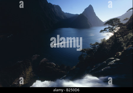 Erhöhten Blick auf Milford Sound aus neben Bowen Falls, mit legendären Mitre Peak und Kreuzfahrtschiffe Stockfoto