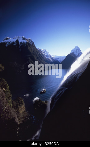 Erhöhten Blick auf Milford Sound aus neben Bowen Falls, mit legendären Mitre Peak und Kreuzfahrtschiffe Stockfoto