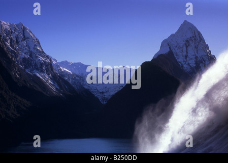 Erhöhten Blick auf Milford Sound aus neben Bowen Falls, mit legendären Mitre Peak Abstand Stockfoto