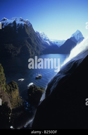 Erhöhten Blick auf Milford Sound aus neben Bowen Falls, mit legendären Mitre Peak und Kreuzfahrtschiffe Stockfoto