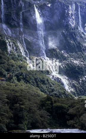 Vorübergehende Wasserfälle nach Starkregen abtropfen lassen die steilen Berghänge Fiordland, Neuseeland Stockfoto