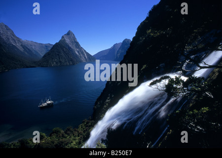 Erhöhten Blick auf Milford Sound aus neben Bowen Falls, mit legendären Mitre Peak und Kreuzfahrtschiff Stockfoto