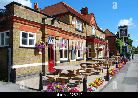 Die weißen Löwen Pub, hohe Straße, Egham, Surrey, England, Vereinigtes Königreich Stockfoto