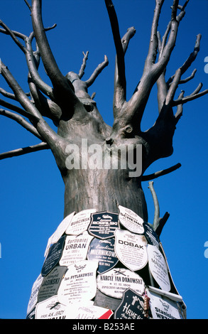 11. Juli 2008 - toter Baum für die Buchung Nachrufe im Innenhof der Pawiak, einem alten Gefängnis im ehemaligen Warschauer Ghetto verwendet. Stockfoto