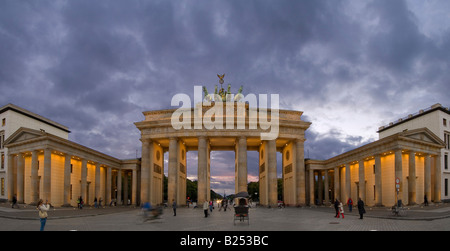 Ein 2 Bild Stich HDR Panoramabild des Brandenburger Tor oder der Brandenburger Tor bei Sonnenuntergang. Stockfoto