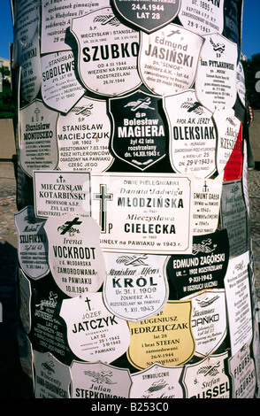 11. Juli 2008 - toter Baum für die Buchung Nachrufe im Innenhof der Pawiak, einem alten Gefängnis im ehemaligen Warschauer Ghetto verwendet. Stockfoto