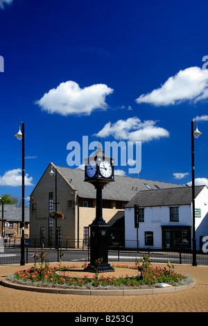 Jubilee Gardens Millennium Uhrturm Chatteris Stadt High Street Fenland Cambridgeshire East Anglia England Großbritannien Großbritannien Stockfoto