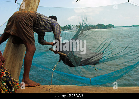 Bringen Fische fangen "Chinesische Netze" in Cochin Kerala Indien Stockfoto