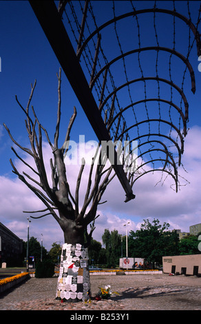 10. Juli 2008 - toter Baum für die Buchung Nachrufe im Innenhof der Pawiak, einem alten Gefängnis im ehemaligen Warschauer Ghetto verwendet. Stockfoto