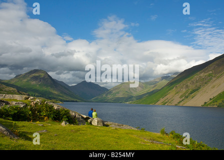 Wastwater, mit Blick auf die Gipfel des Yewbarrow, große Giebel und Scafell, Lake District National Park West Cumbria UK Stockfoto