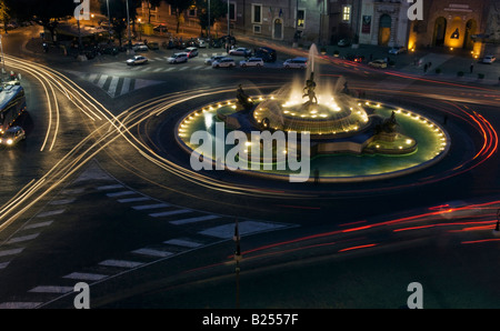 Die Autoscheinwerfer wirbeln um die Piazza Della Repubblica in Rom, Italien, neben dem Hotel Exedra. Lichtpfade rund um den beleuchteten Brunnen Stockfoto